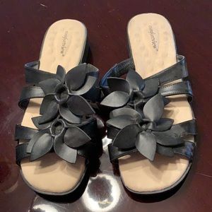 Comfort view, 11wide, padded suede footbed, black sandals.